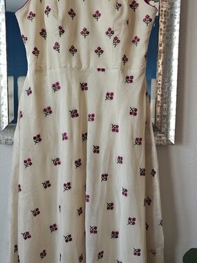 Cream Floral Sleeveless Ethnic Indian wear with Pink Bouquet Embroidery